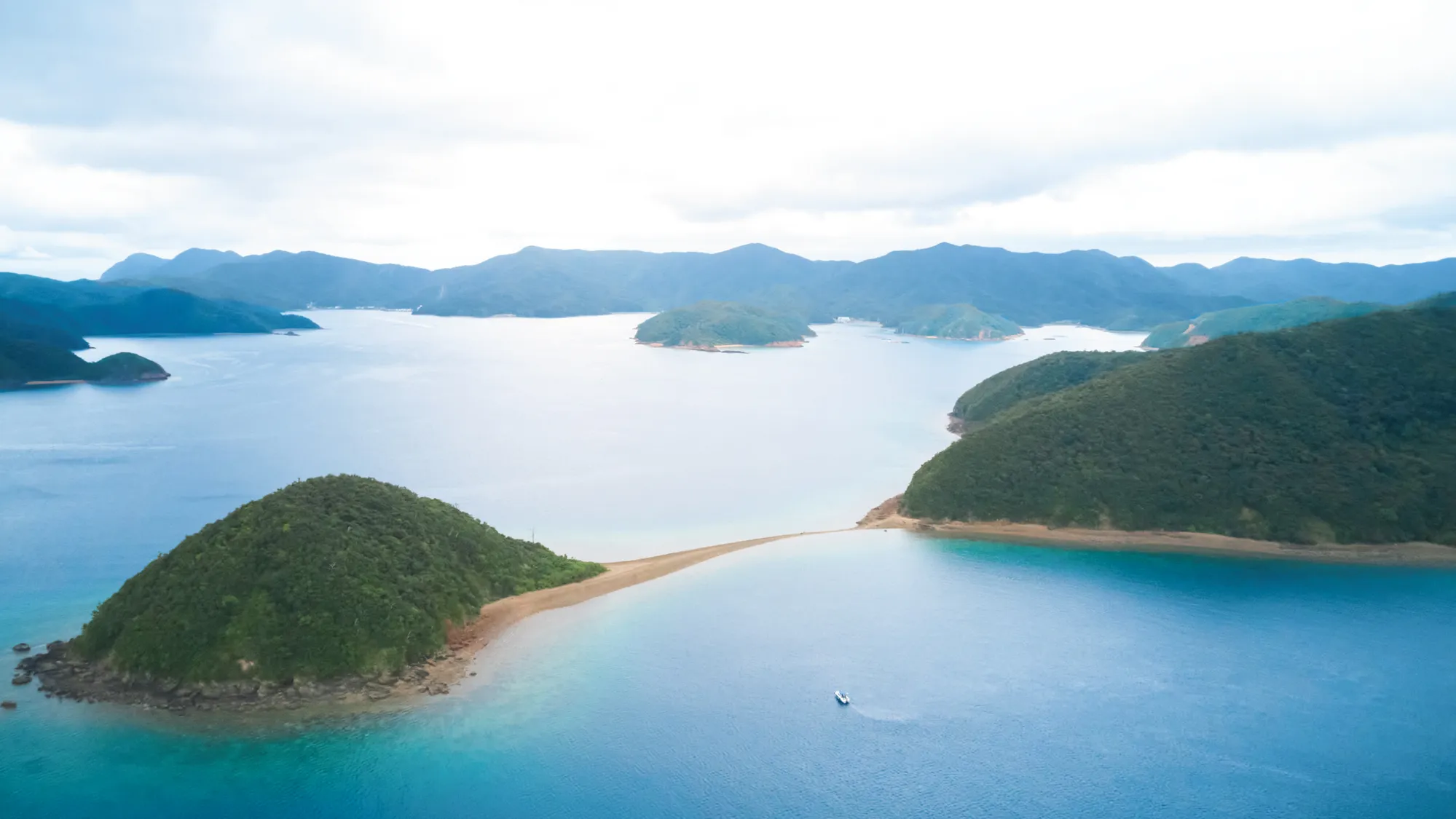 ホテルから船で20分、神秘の「加計呂麻島」へ