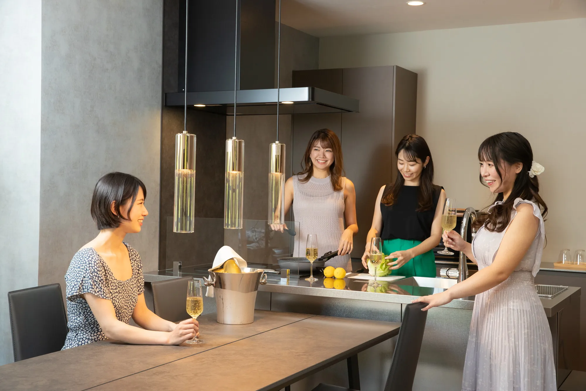 DAY.1　18：00～／COOKING調理器具や食器などが揃ったオシャレなアイランドキッチンで仲間たちとクッキング